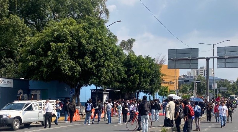 PROTESTAN BLOQUEANDO VIALIDADES PARA OBTENER RECURSOS