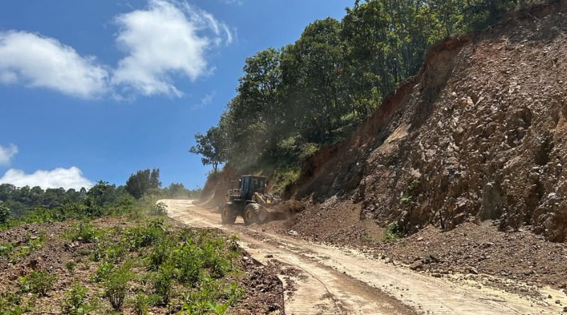 ATIENDEN DERRUMBE Y LIBERAN CARRETERA EN TLACOAPA