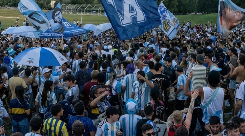 AFICIÓN ARGENTINA IRRUMPE EN ATLANTA CON BANDERAZO ALBICELESTE