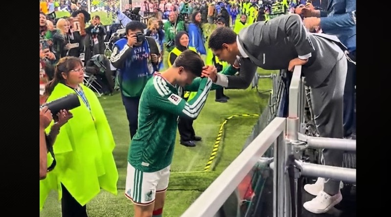 DESPUÉS DE ELIMINARSE MÉXICO, ‘CHICHARITO’ CONSUELA A ‘HORMIGA’