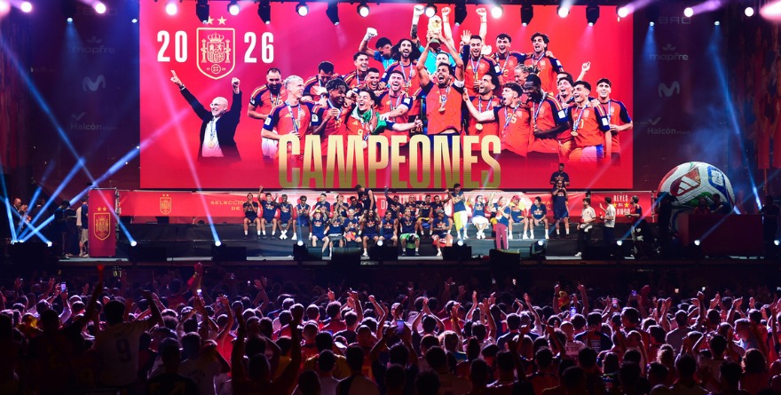 DOS MILLONES DE AFICIONADOS FESTEJAN JUNTOS EL ACONTECIMIENTO