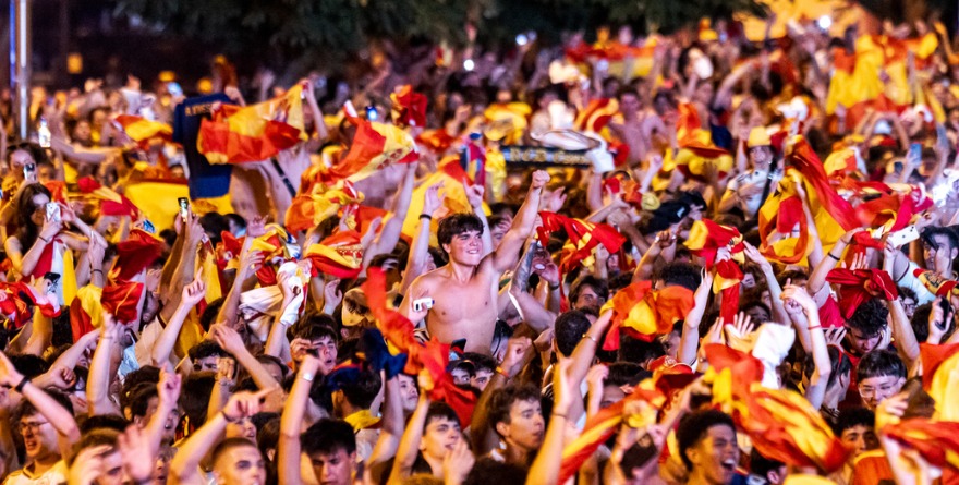 FESTEJOS ESPAÑOLES DESATADOS EN UNA ESCENA DE TOTAL LOCURA