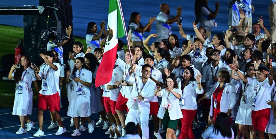 LA DELEGACIÓN MEXICANA ENCABEZÓ EL DESFILE DE INAUGURACIÓN DE LOS JCC