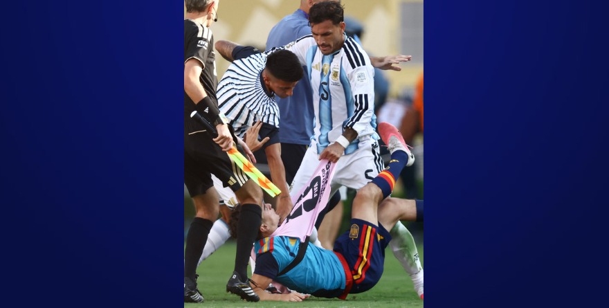 LA DERROTA ARGENTINA PROVOCA AGRESIÓN DE LEANDRO PAREDES A GARCÍA