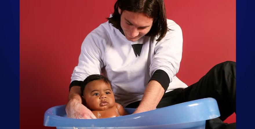 LA IMAGEN DE MESSI CON EL BEBÉ YAMAL EN EL BAÑO SORPRENDE