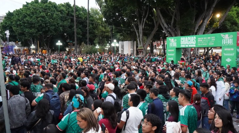 MÁS DE 100 MIL AFICIONADOS FESTEJAN EL FÚTBOL CON ENTUSIASMO