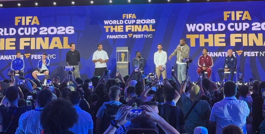 MUNDIAL Y ENTRENADORES VISITAN LA FANATICS FEST