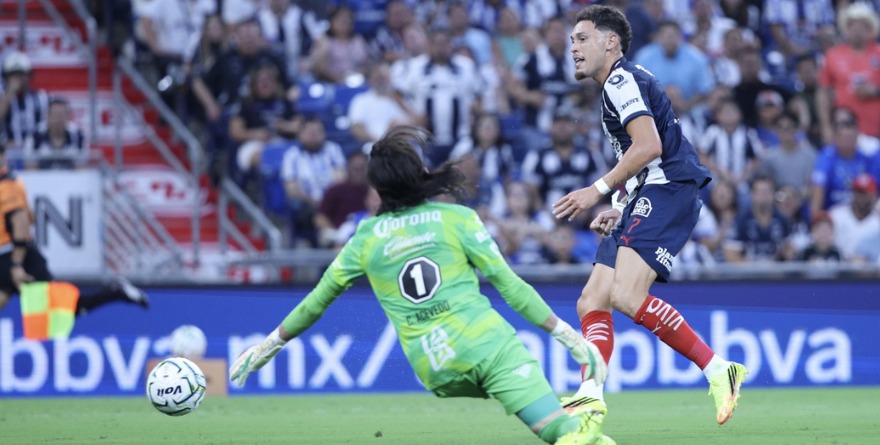 OCAMPOS ANOTA DOBLETE EN VICTORIA HOLGADA DE RAYADOS ANTE SANTOS