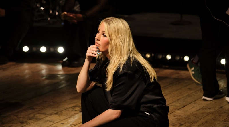 PRESENTACIÓN DE ELLIE GOULDING EN MEDIO TIEMPO INGLATERRA-NORUEGA