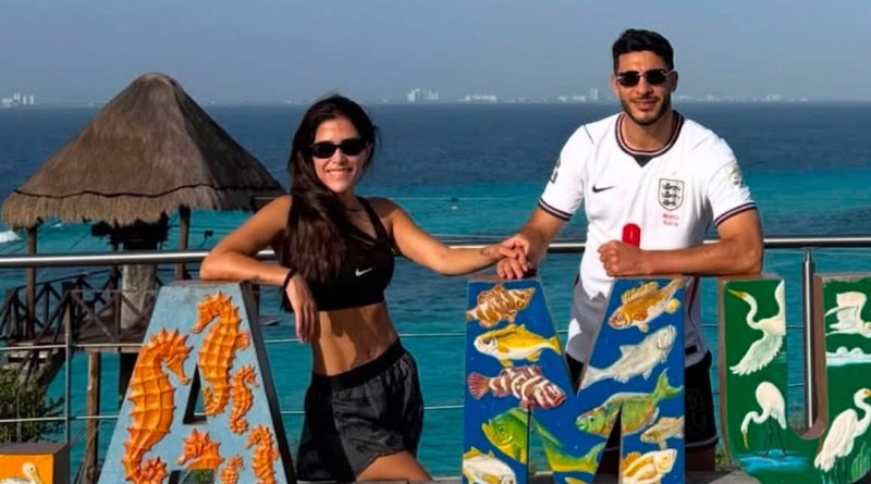 RAÚL JIMÉNEZ MUESTRA LA PLAYERA DE HARRY KANE