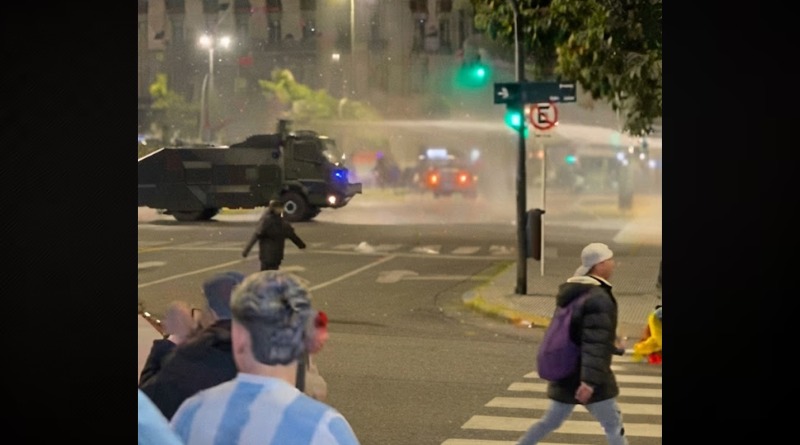 TENSIÓN EN ARGENTINA: AFICIONADOS CONTRA POLICÍAS
