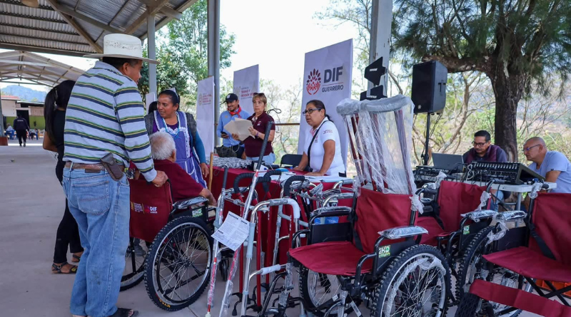 EVELYN SALGADO CON LAS FAMILIAS DE CHILAPA DE ÁLVAREZ