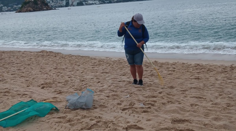LIMPIAN PLAYAS Y BAHÍA DE ACAPULCO ANTE VACACIONES