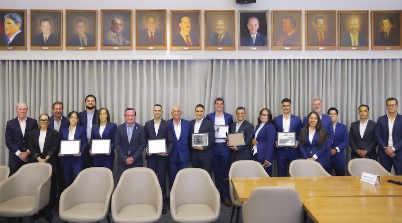 ÁRBITROS MUNDIALISTAS OBTIENEN RECONOCIMIENTO DE LA FMF