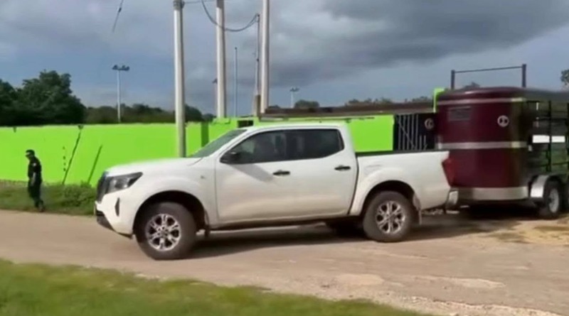 CAMPO DE BEISBOL EMPLEADO POR ALCALDE PARA MONTAR A CABALLO
