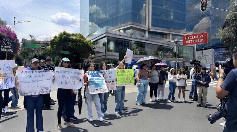EN INSURGENTES ASPIRANTES A UNAM CIERRAN Y RECHAZAN EXAMEN