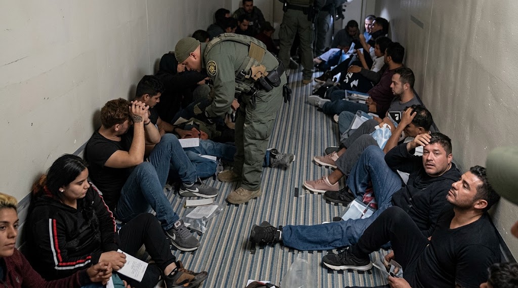 EN TEXAS LOCALIZAN 20 MIGRANTES DENTRO DE UN TRÁILER