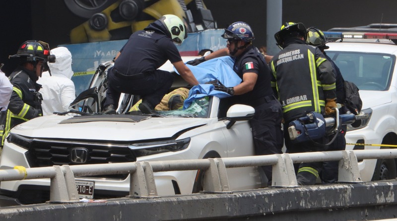 ESTRUCTURA ES DERRIBADA Y MATA CONDUCTORA