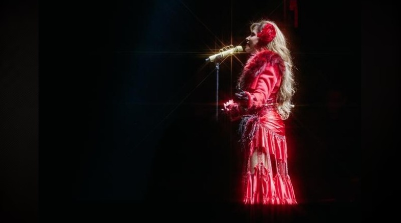 GLORIA TREVI CAUSA SENSACIÓN AL PRENDER EN FENAPO