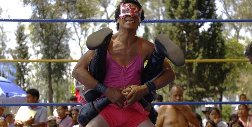 LO DESALOJAN DEL CABARET