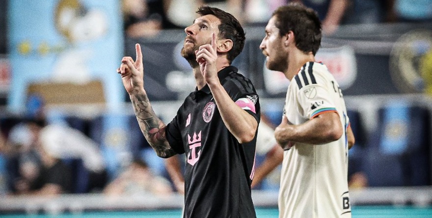 MESSI MARCA SU PRIMER TANTO DEDICADO A SU PADRE