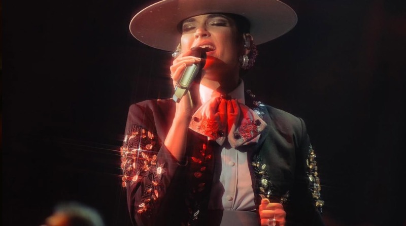 NATALIA JIMÉNEZ Y GALAS SE ENCUENTRAN EN MARIACHI