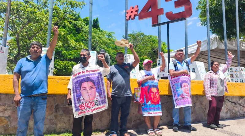 PADRES DE LOS 43 RECHAZAN QUE AGUIRRE SEA EL ÚNICO RESPONSABLE