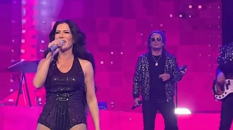 SENTIDOS OPUESTOS Y FANS CELEBRAN JUNTOS EN UNA FIESTA