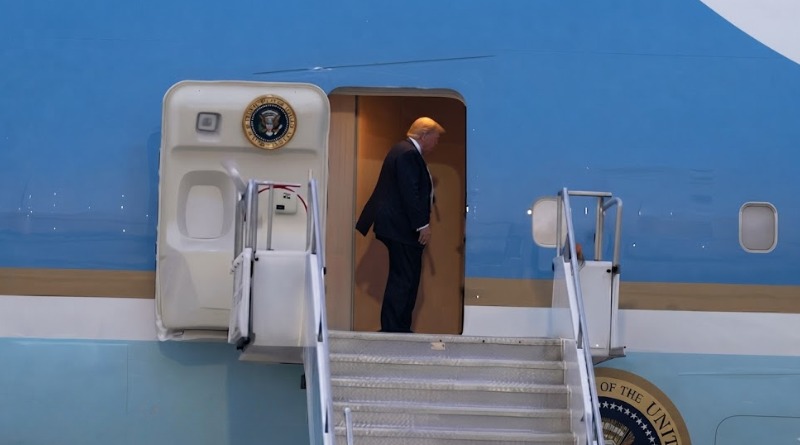 TRUMP RECIBE CRÍTICAS POR ‘SEÑUELOS’ EN SU CAMBIO DE AVIÓN
