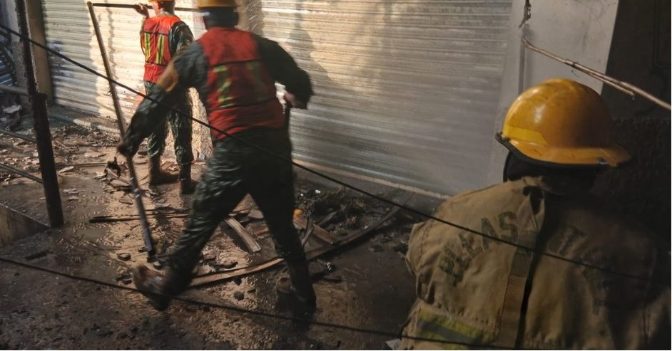 PERSONAL DE LA SGIRPCGRO ATIENDE Y REALIZA ACCIONES DE SOFOCACIÓN DEL INCENDIO EN EL MERCADO CENTRAL DE ACAPULCO