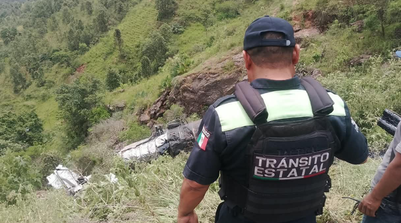 AUXILIAN TRAS VOLCADURA DE TRÁILER EN LA VÍA ATLIXTAC