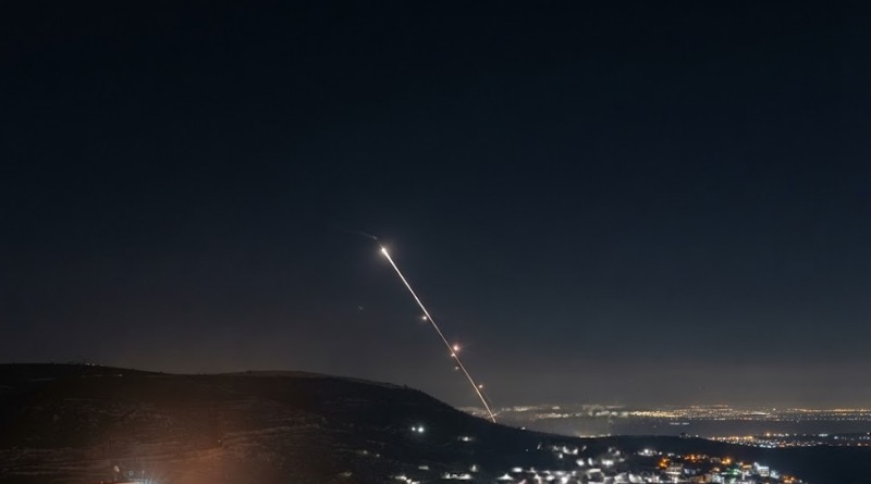 IRÁN IMPACTA DESTRUCTORES Y BASE DE EU