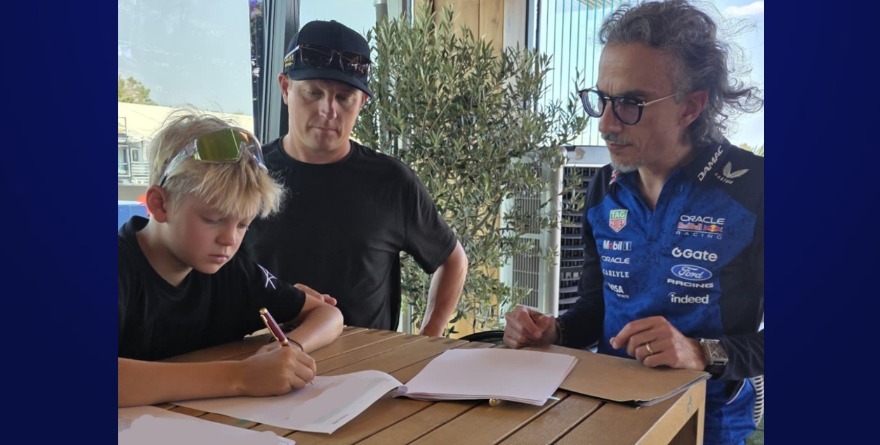 KIMI RÄIKKÖNEN VE A SU HIJO LLEGAR A RED BULL