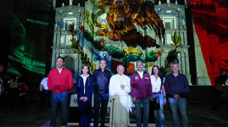 LA CATEDRAL RESPLANDECE ILUMINADA PARA LAS FIESTAS PATRIAS