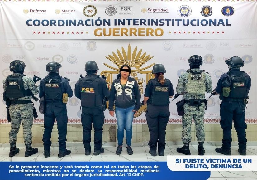 DETIENEN A UNA MUJER