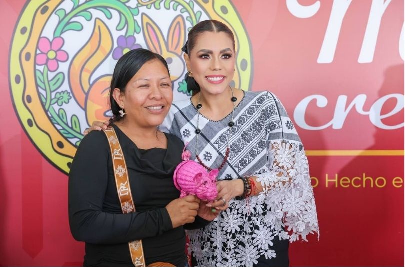 EVELYN SALGADO ENTREGA PREMIOS AL TALENTO ARTESANAL