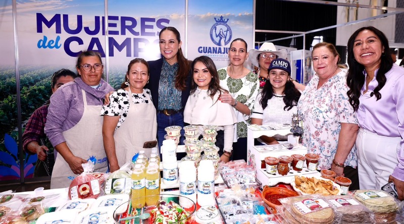 ENTREGAN APOYOS A MUJERES DEL CAMPO