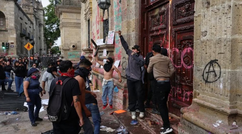 INCENDIAN PALACIO TRAS MARCHA POR AGUA