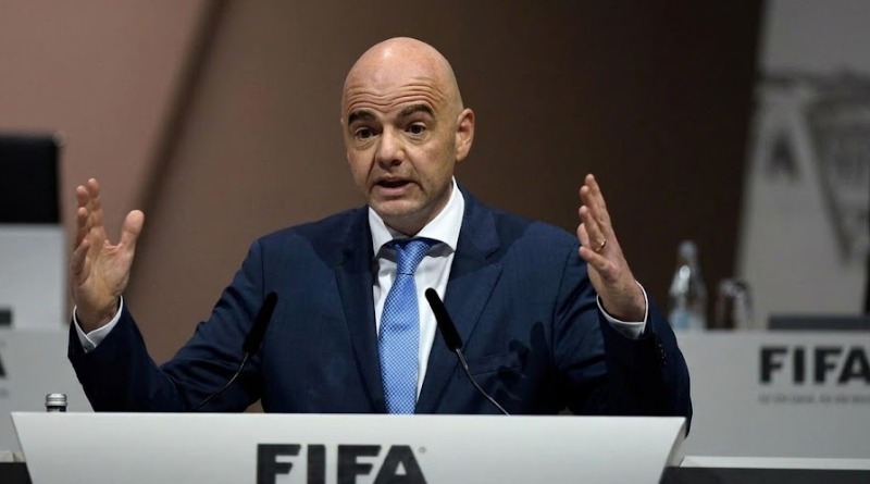 INFANTINO RECIBIÓ DOBLE SALARIO
