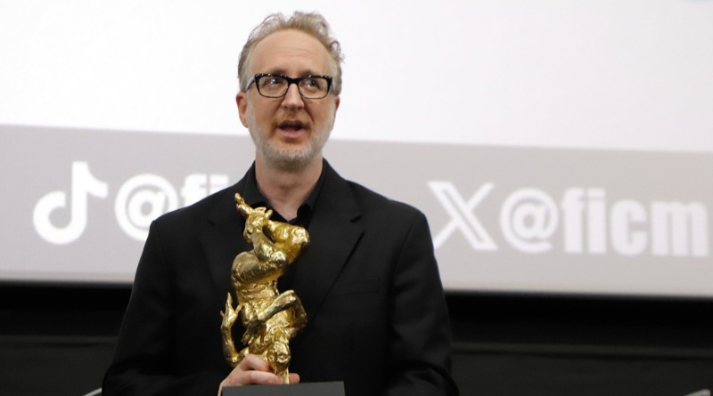 JAMES GRAY DEVELA UNA BUTACA CON SU NOMBRE EN EL FICM