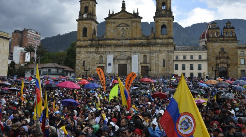 MILES PROTESTAN EN COLOMBIA CONTRA GOBIERNO