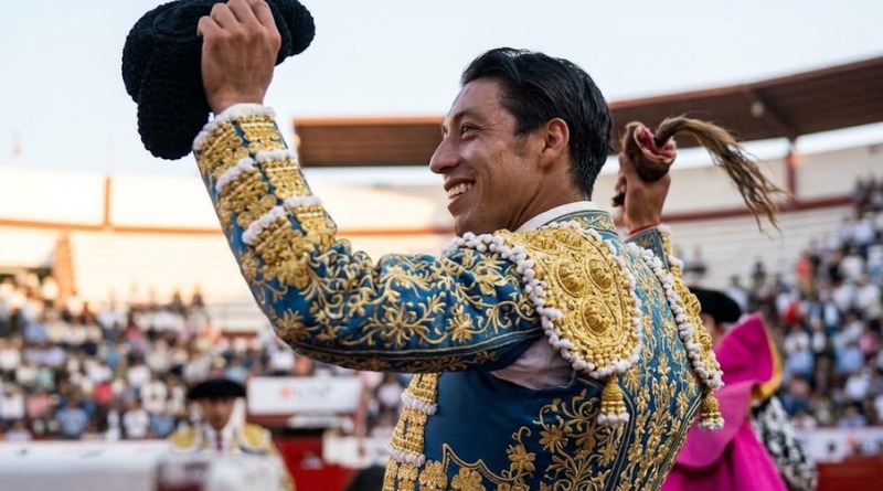 SERGIO FLORES CORTA OREJA EN GUADALAJARA