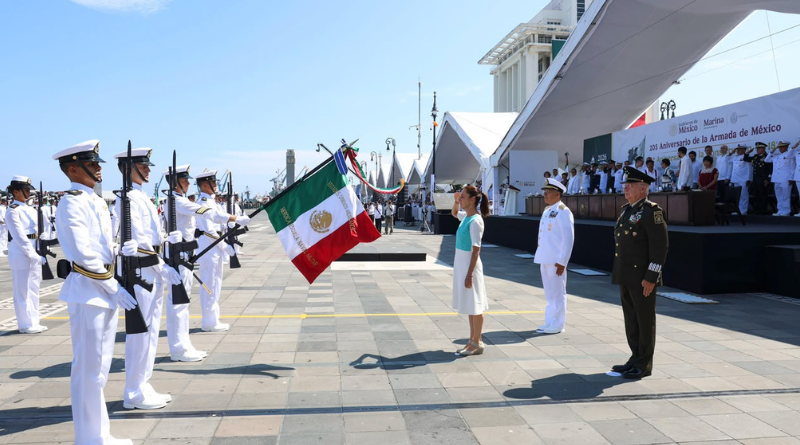 VERACRUZ CELEBRA EL 205 ANV. DE LA ARMADA CON DESFILE Y RECONOCIMIENTOS